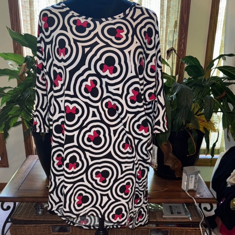 LuLaRoe Black and White Casual Sheath Top with Dolman Sleeves